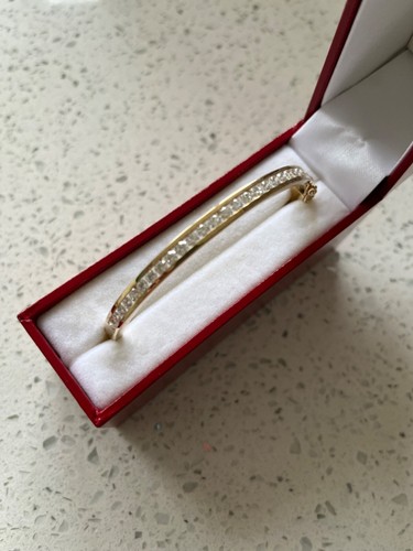 9ct gold bangel with - , 24