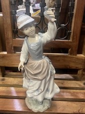 Beautiful Vintage Lladró porcelain figurine titled "Girl with Sparrow Statue 11