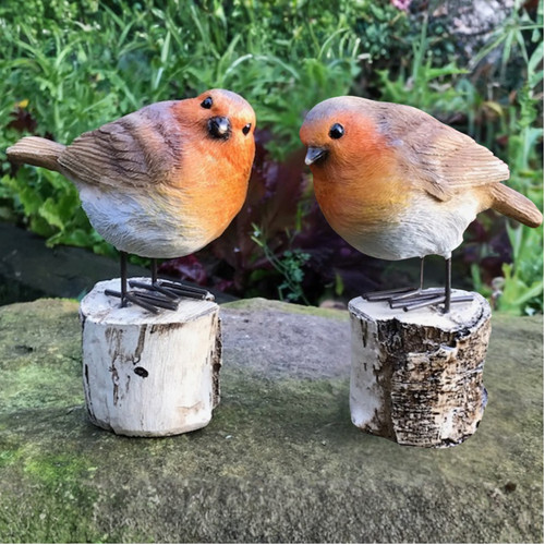 Two robin log figurines - on,