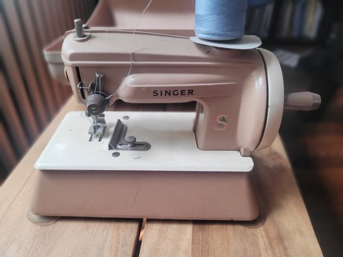 Vintage 1960s singer sewhandy - 1960s,