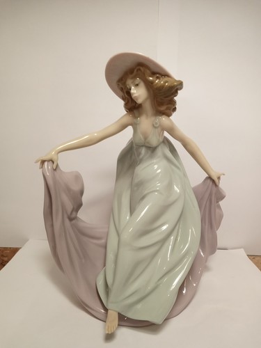 Lladro porcelain figurine - figurine,