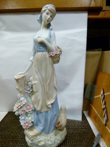 Lady with flowers porcelain