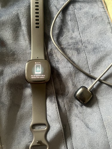 Fitbit versa fitness tracker - fitbit,