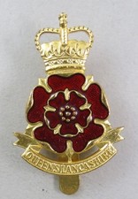 Military Gilt & Enamel Cap Badge The Queen's Lancashire Regiment British Army