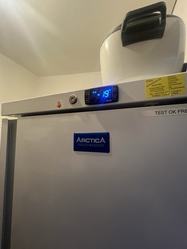 Upright freezer 6ft height - freezer,
