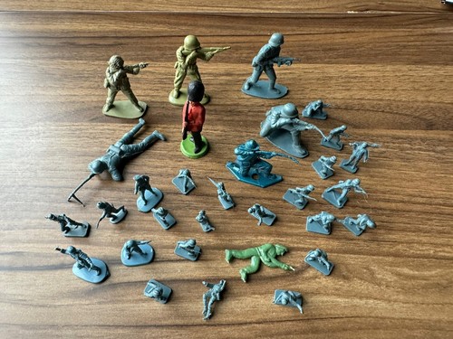 Plastic toy soldiers - plastic,