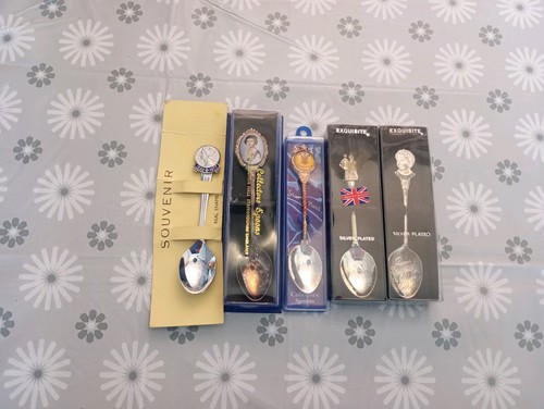 Royal souvenir spoons queen - royal,
