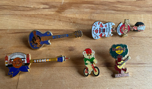 Hard rock cafe pin - rock,