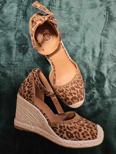 Bnwob river island leopard - island,