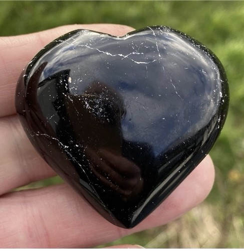 Black tourmaline heart palm - black,