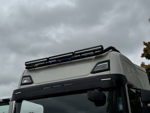 Black top roof light bar - on,