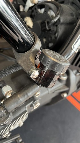 Brake reservoir fluid - brake, bracket