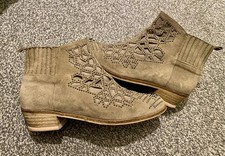 Rare ZARA Chelsea Boots, Size