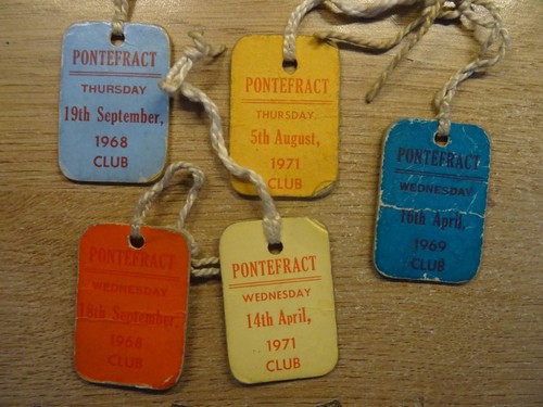 Pontefract races card badges - ,
