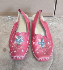 Paver, red sling back patterned shoes
