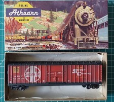 Athearn HO scale 50' box car fitted Kadee sprung trucks, wheels and couplers.