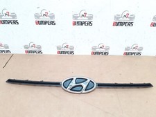 HYUNDAI i20 2014 - 2017 COUPE 3 DOOR GENUINE FRONT BADGE WITH TRIM 86351-C8300