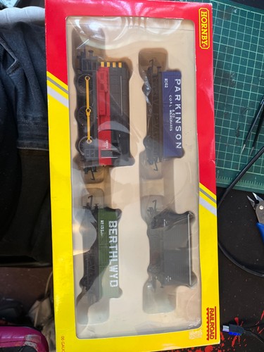 Hornby r2669 shunter and 3 - shunter,