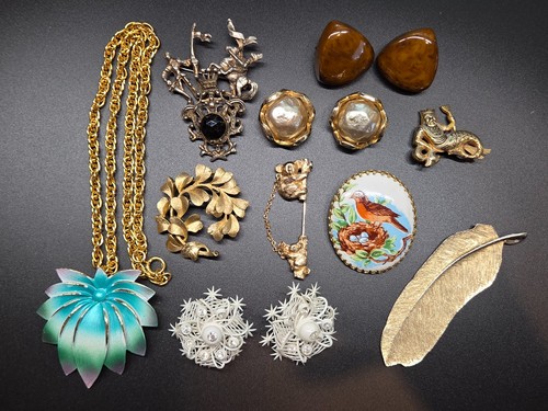 Vintage costume jewelry lot - costume,