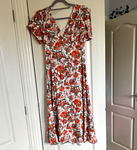 Goat floral neck short - goat, v-neck