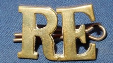 RE ROYAL ENGINEERS REGIMENT BRITISH MILITARY SHOULDER TITLE BADGE