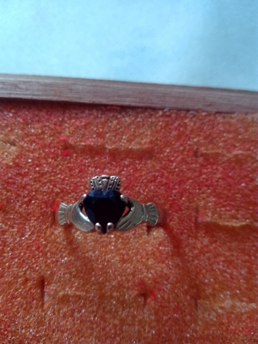 9ct gold claddagh ring with