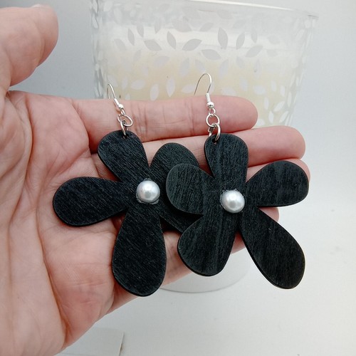 Black faux pearl flower - &,