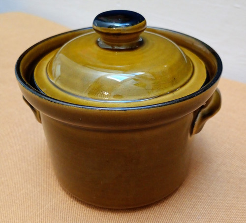 Green small lidded pot - t,