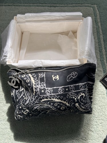 Chanel make pouch bandana - up,