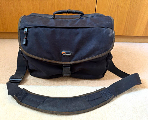 Lowepro nova black - black, padded