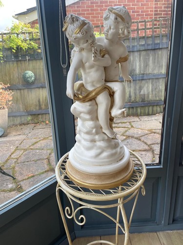 Porcelin cherubs plinths - 2, on