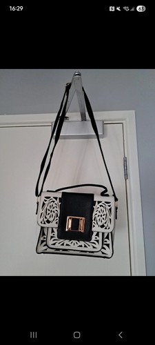 Black and white shoulder - black,