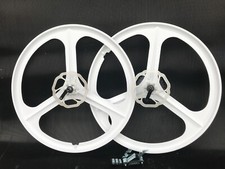 PAIR MAGNESIUM BIKE WHEELS SIZE  29ER 700c BIKE WHEELS WHITE 3 BLADE 8 SPEED NEW