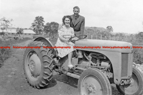 F005501 man and - woman, sitting