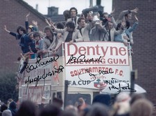 B-687 : Modern HAND SIGNED 8x6 Photo SOUTHAMPTON 1976 FA CUP WINNERS