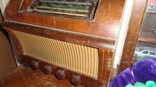 VINTAGE RADIO 30S/40S . POWERS UP BUT NOTHING ELSE...
