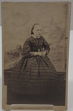 Young WOMAN / Older GIRL -