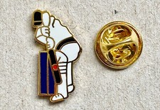 CRICKETER Metal Pin Badge P004