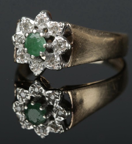 9ct gold emerald - 9ct, halo
