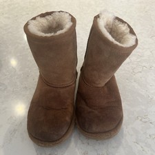 Girls Ugg Boots, Classic Short UK Size 10, very good Condition