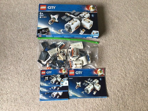 Lego luna space - station, 60227