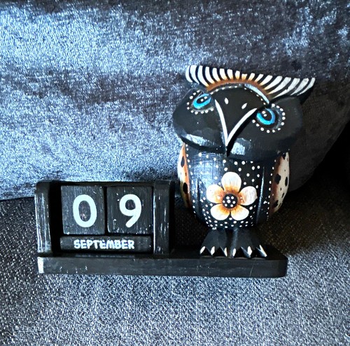 Wooden owl desk - desk, calendar