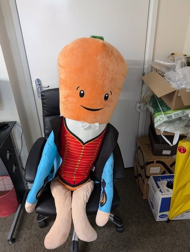 Giant kevin the carrot - -,