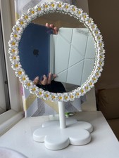 Daisy Floral Round Vanity Mirror – Tabletop Design