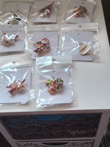 Joblot new brooches - joblot,