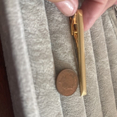 Gold toned tin pin - gold, lapel