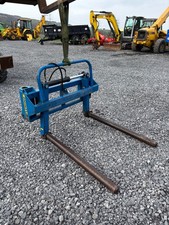 Fleming bale squeeze handler