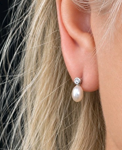 Pretty 9ct gold diamond - , and