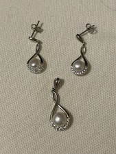 Warren James’s 925 Silver Freshwater Pearl Drop Earrings and Pendant Set