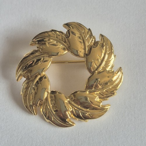 Vintage gold plated brooch - gold,